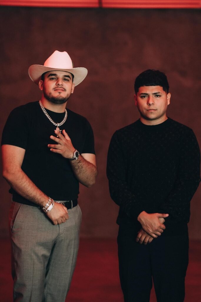 no-683x1024 Artistas